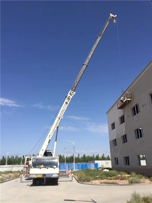 湘乡市“轻装强干”—— 吊车的 “轻量化臂架” 技术